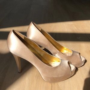 Satin finish beige/cream Nine West heels